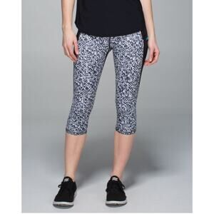 LULULEMON Run Top Speed Crop with Drawcord in Black and White // 4